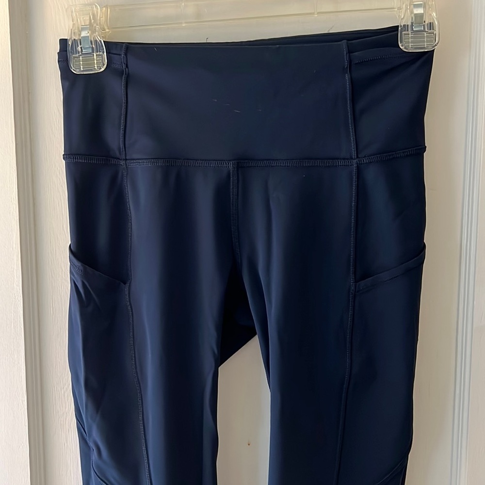 Lululemon Navy crop leggings with pockets size 4